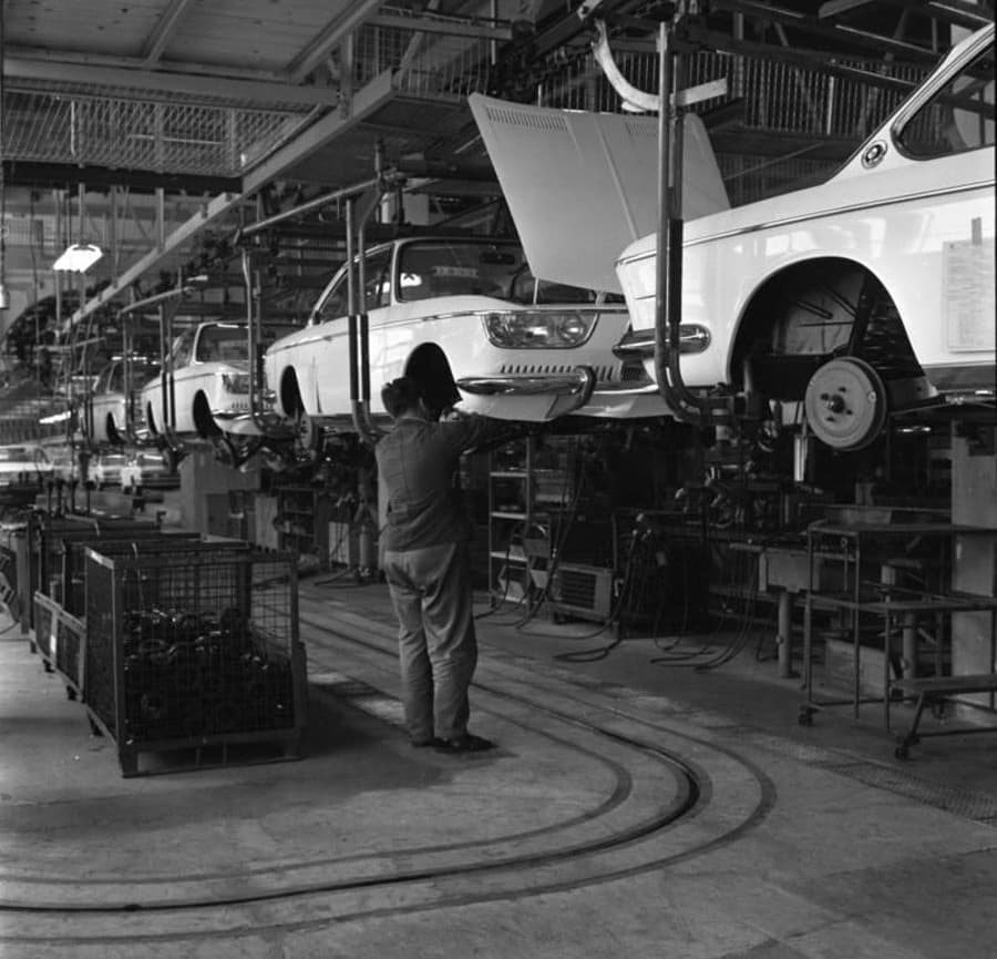 Производство автомобилей BMW в разные годы